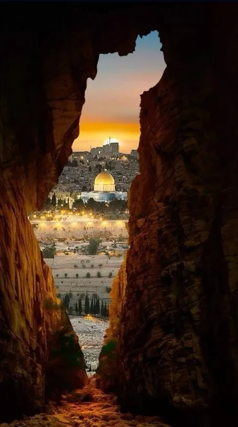 À l'intérieur d'une grotte offrant une vue unique sur la Mosquée Al-Aqsa, tandis que l'ouverture de la caverne se dessine en forme de la carte de la Palestine.