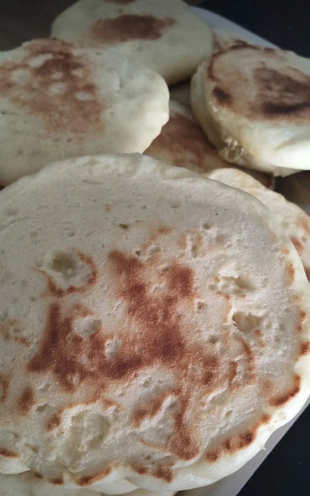 Pain avec le nom d'Allah et Muhammad gravés par la chaleur — signe miraculeux dans la cuisine d'une femme croyante
