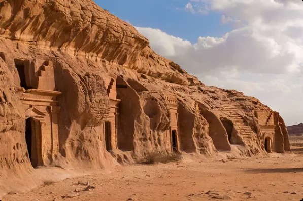 Vue des habitations taillées dans la roche à Mada'in Saleh, un site archéologique en Arabie Saoudite.