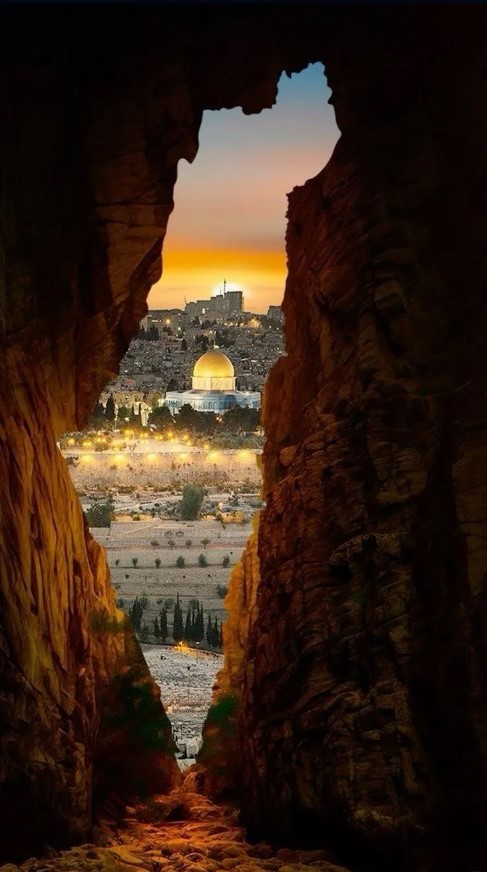 À l'intérieur d'une grotte offrant une vue unique sur la Mosquée Al-Aqsa, tandis que l'ouverture de la caverne se dessine en forme de la carte de la Palestine.